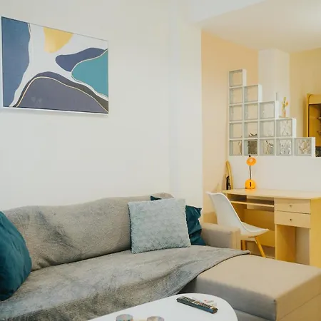 Apartment In The Heart Of 2 *